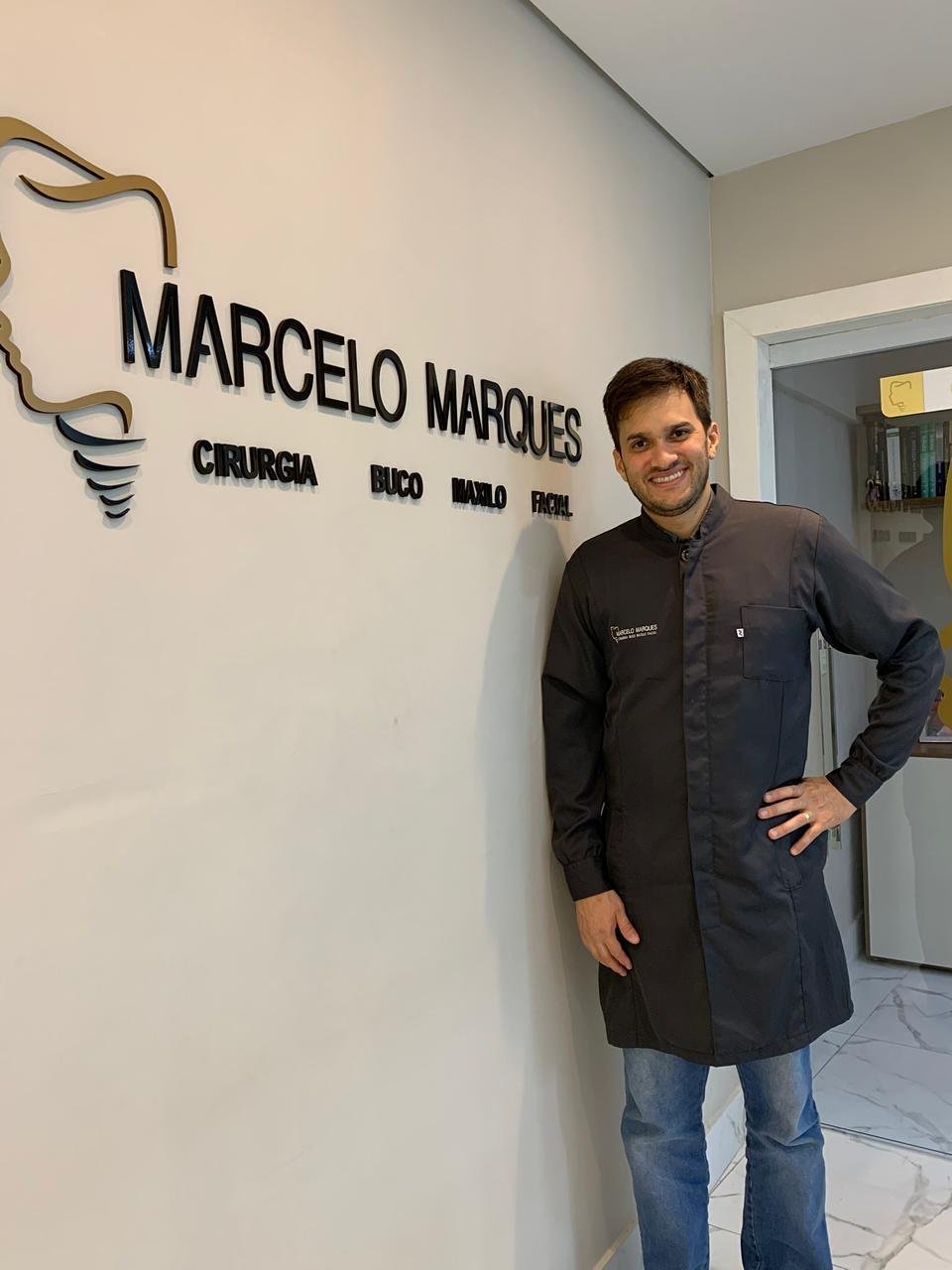Dr. Marcelo Marques, cirurgião buco-maxilo-facial, na Clínica Dr. Marcelo Marques em João Monlevade